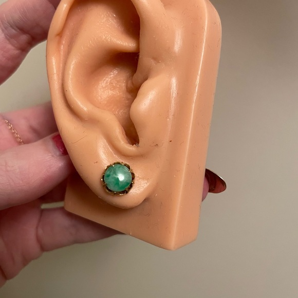 Mid-century 14kt solid gold green jade scalloped floral collet stud earrings - Picture 4 of 8